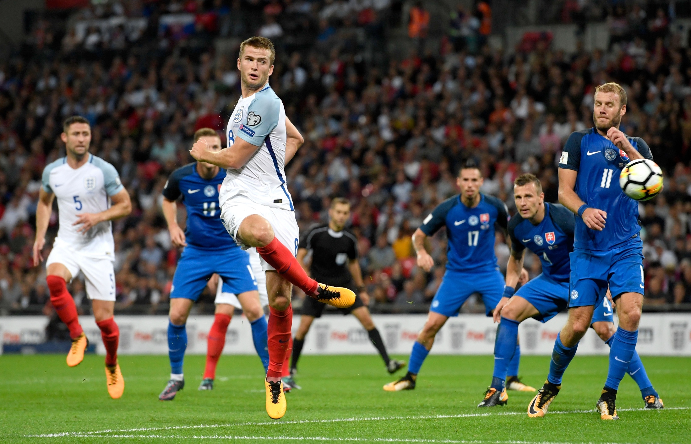 踢球不是拼命跑（踢球讲智慧，不靠拼命跑）